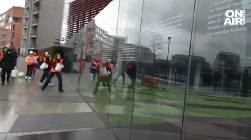 Екоактивисти заляха с черна течност стъклена инсталация до сградата на Бундестага