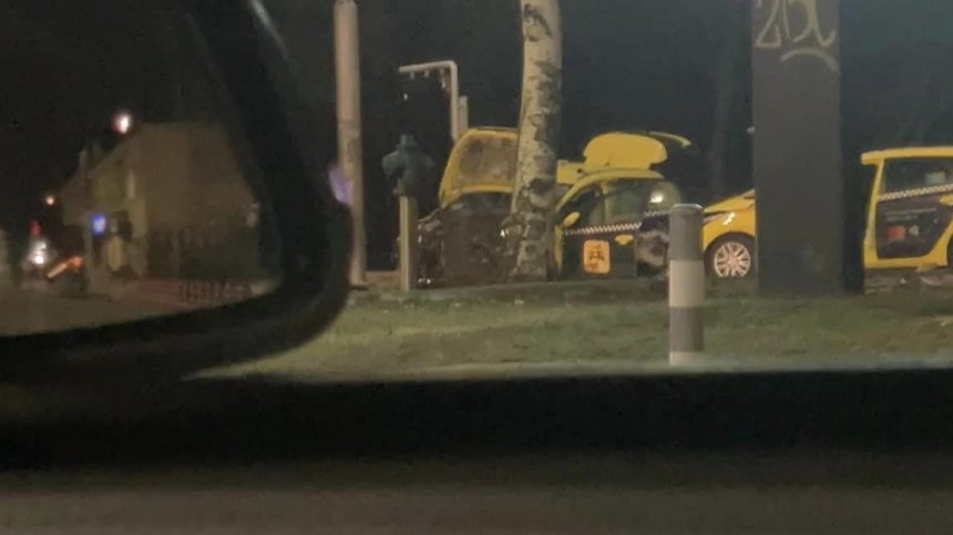 Кола отнесе такси на червен светофар в София, то се заби в дърво