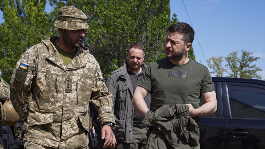 Зеленски до фронтовата линия, украинците си върнаха половин Северодонецк