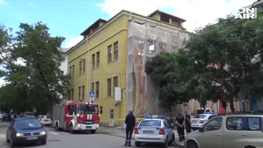 Част от стара сграда рухна в Пловдив и затрупа строителен работник