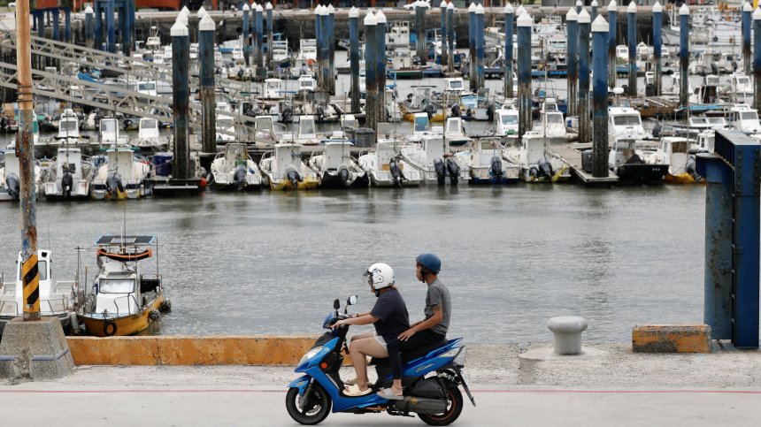 "Хайкуи" връхлетя Тайван, най-малко 44 души са ранени, а десетки хиляди са без ток
