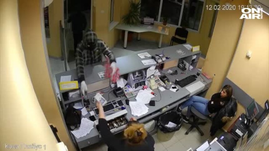 Задържаха сина на скулптора Георги Чапкънов за банков обир