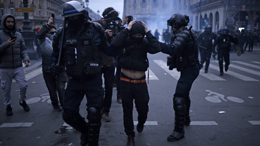 Нови сблъсъци във Франция: Над 120 полицаи са ранени, подпалиха кметство