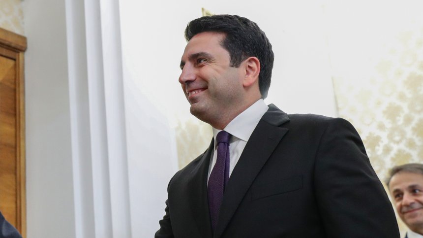 Шефът на парламента в Армения наплю минувач, искат оставката му