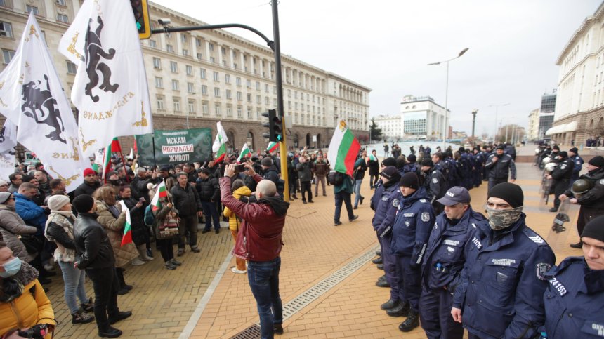 Многоброен протест пред МС срещу "зеления сертификат"