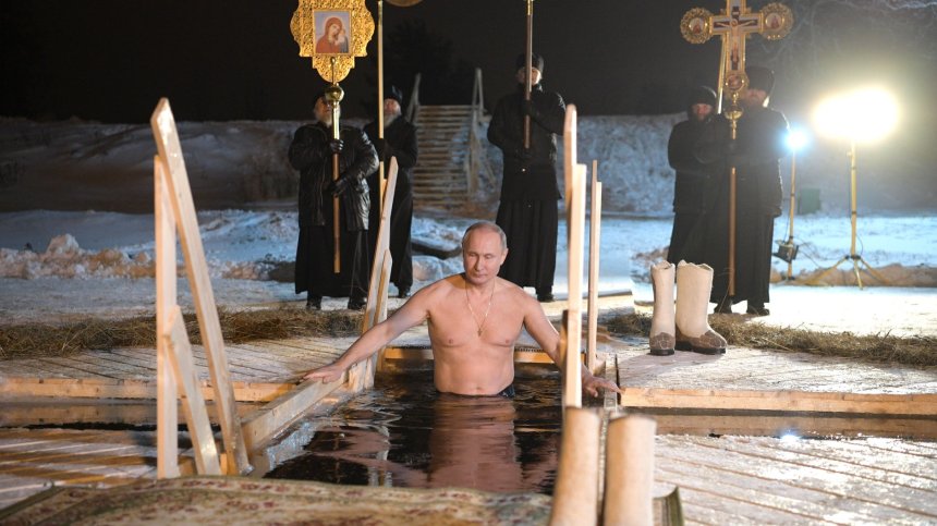 Путин се потопи в ледени води за Богоявление (+ВИДЕО)