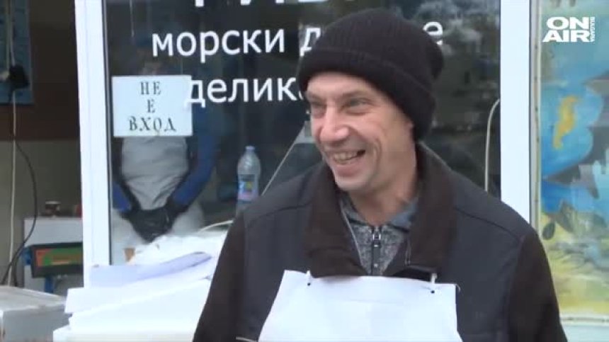 Историята на Николай, който продава риба и подарява усмивки