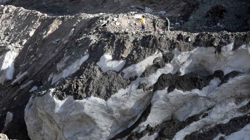 43 жертви и 161 души в неизвестност след срутването на ледник в Индия