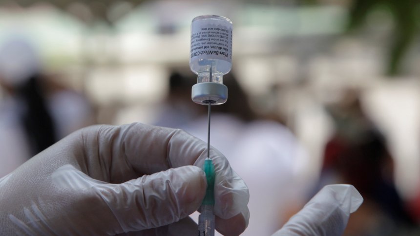 Испанско проучване: Смесването на дози на Pfizer и AstraZeneca е безопасно