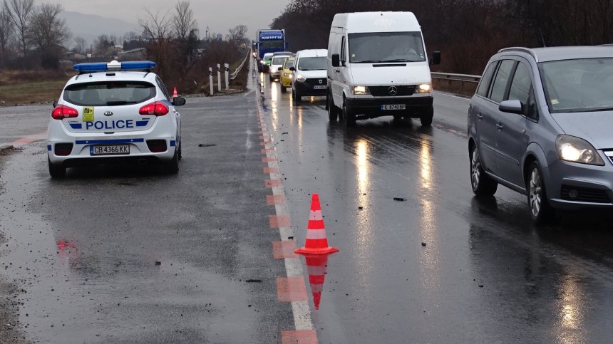 Микробус с 10 жени се удари в ремарке на ТИР