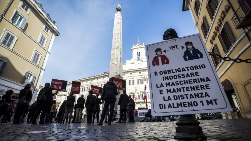 Бунт в Италия, вечерен час в Чехия, маски и ръкавици в Русия