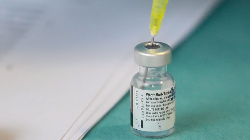 Pfizer/BioNTech: Три дози от ваксината ни неутрализират варианта Омикрон
