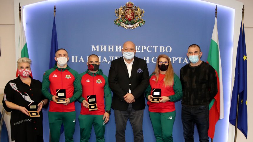 Кралев награди медалистите от световното първенство по самбо
