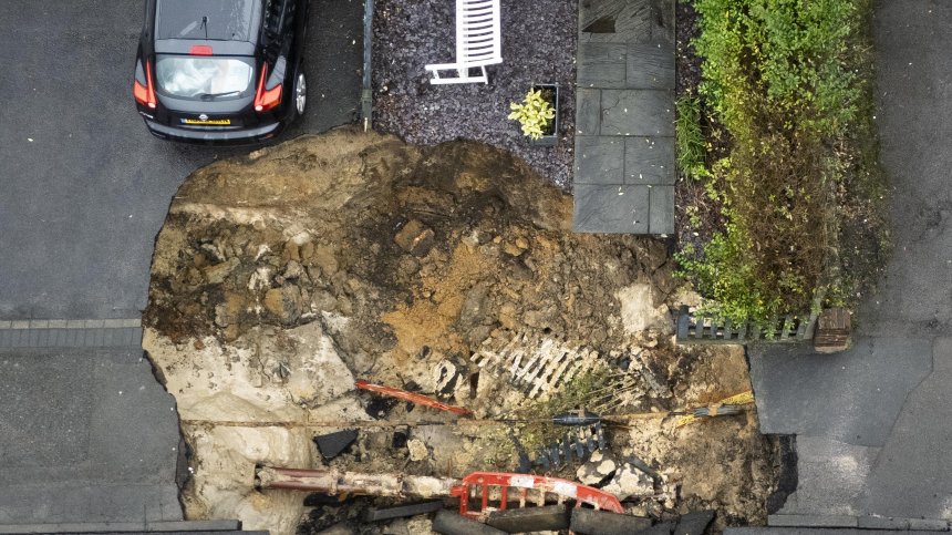 Появяват се огромни карстови дупки в земята заради климатичните промени