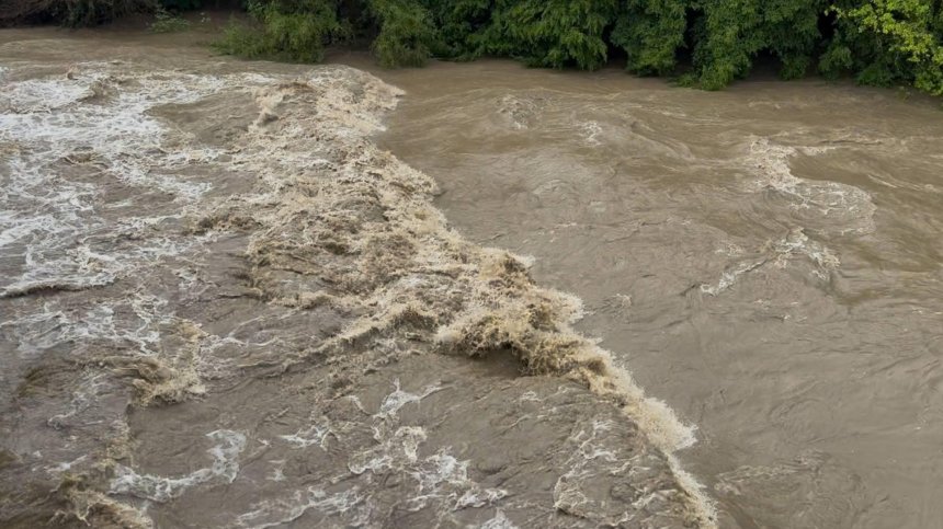 Река Осъм повиши нивото си с над метър, наводни къщи в Балканец и Бели Осъм (+ВИДЕО)