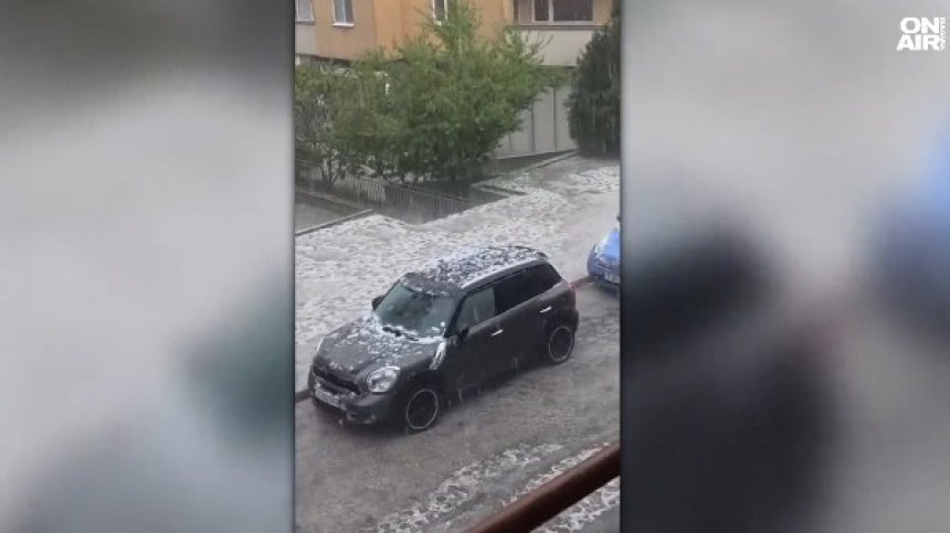 Буря връхлетя Бургас с ветрове със 100 км/ч (ВИДЕО)
