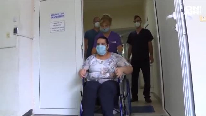 Изписаха от болница в Хасково преболедувала Ковид-19, била интубирана 40 дни