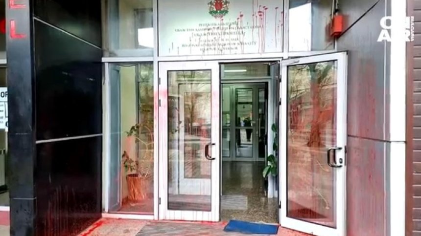 Вандализъм или отмъщение? Заляха с червена боя входа на областната управа на София