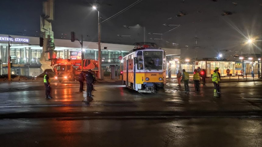 Катастрофа между трамваи и бус пред Централна гара в София (+СНИМКИ)