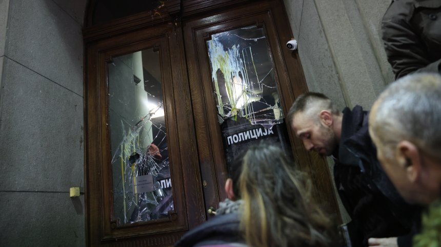 Безсънна нощ в Белград: Протестиращи опитаха да нахлуят в сръбския парламент