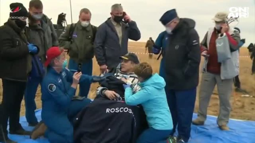 Трима космонавти се върнаха на Земята след 6 месеца на МКС (видео)