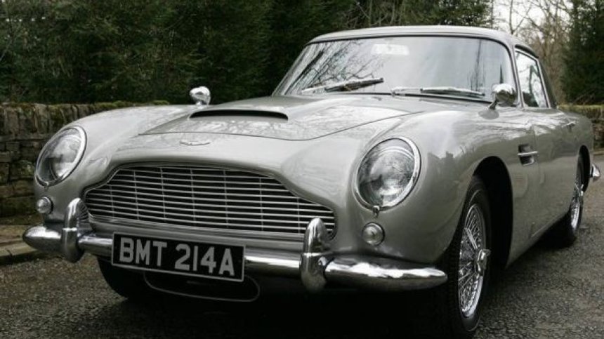 Легендарният "Aston Martin DB5" на Агент 007 отива на търг!