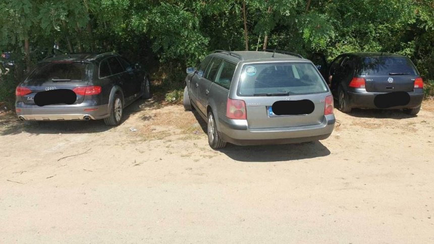 Срещу природата и законите: Глобяват 170 шофьори - паркирали върху дюни в Бургаско