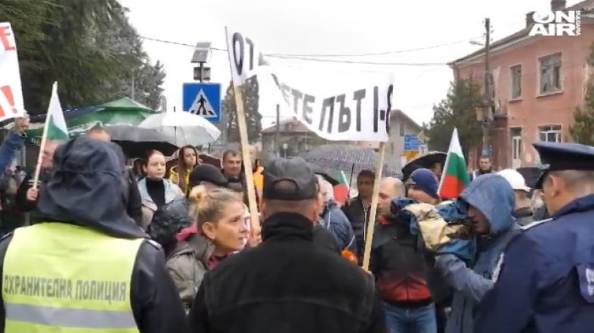 Жители на няколко села до Пазарджик протестират заради спрян ремонт на път