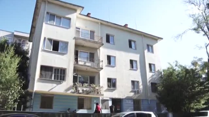 Потресаващи кадри: Санитари пренасят пациент в найлон в болницата в Ямбол