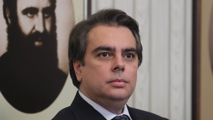 Василев: Можем да влезем в еврозоната през 2024, Радев да не крие провала си