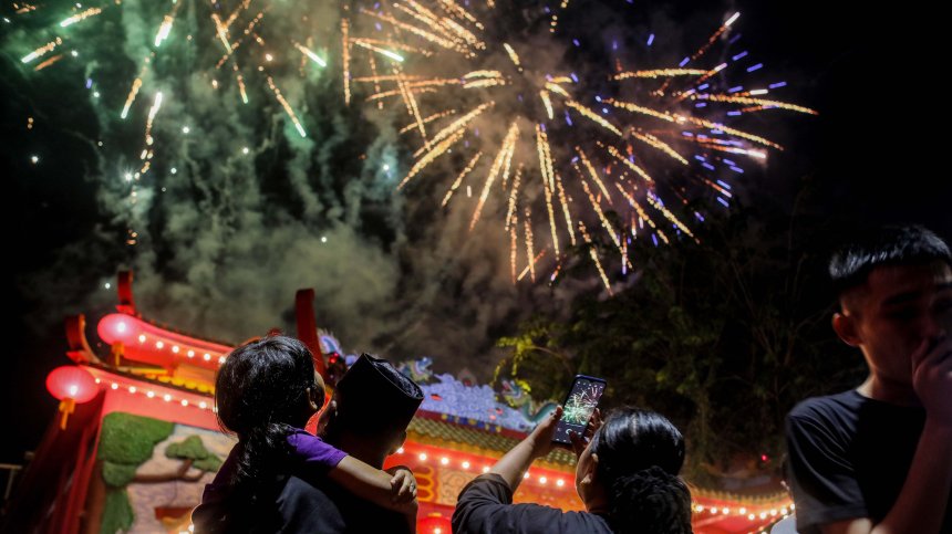 Китайската нова година настъпи с пищни тържества и фойерверки