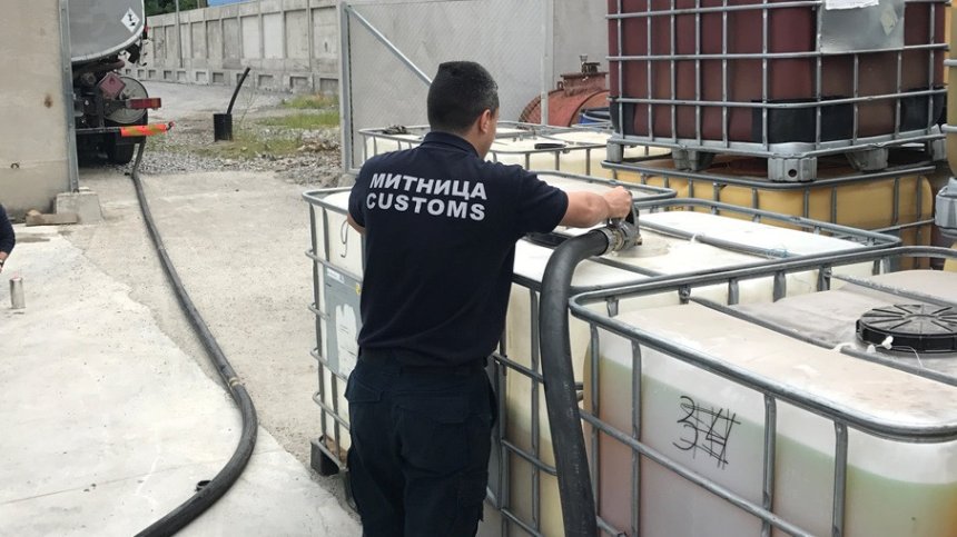 Митнически служители спряха над 19 тона нелегални енергийни продукти