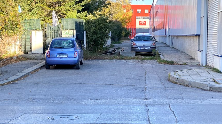 Умишлено блокирана улица със строителни материали в София