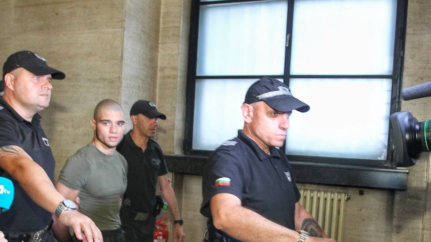 Михайлов искал вкъщи при семейството си, Адвокат: Провокирали са го за боя в ареста