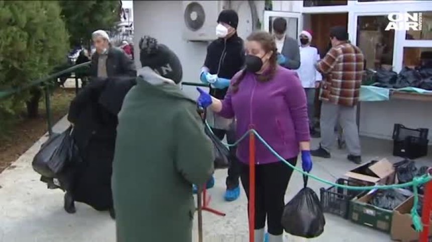 Протегната ръка за хора в нужда - доброволци раздаваха храна на нуждаещи се