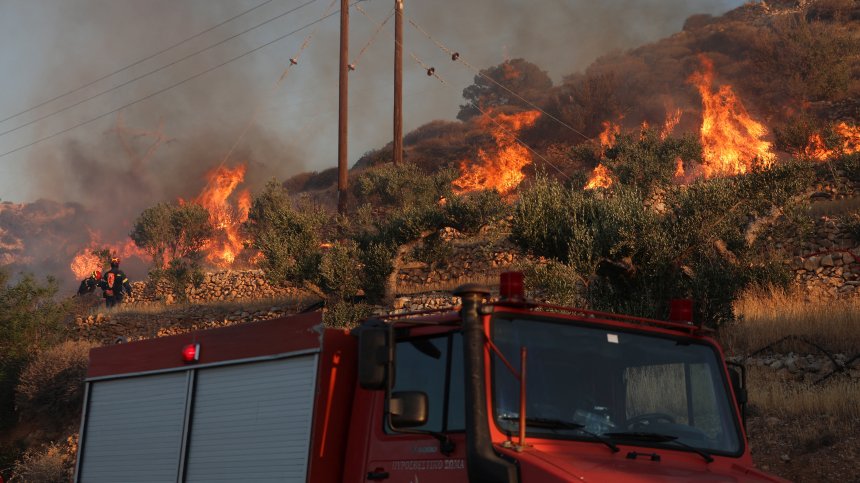 Хиляди местни и туристи са напуснали Крит заради пожара, пламъците погълнаха домове и бизнеси