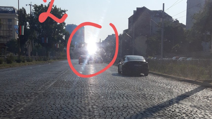 Модерна сграда заслепява шофьорите до "Пирогов"