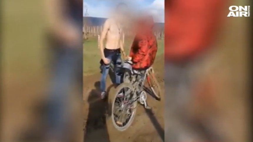 Непълнолетни пребиха 14-годишно момче край Поморие, техен приятел снима