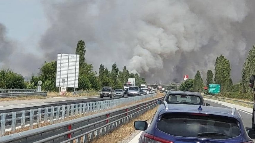 Голям пожар затвори АМ "Тракия" в района на Пловдив