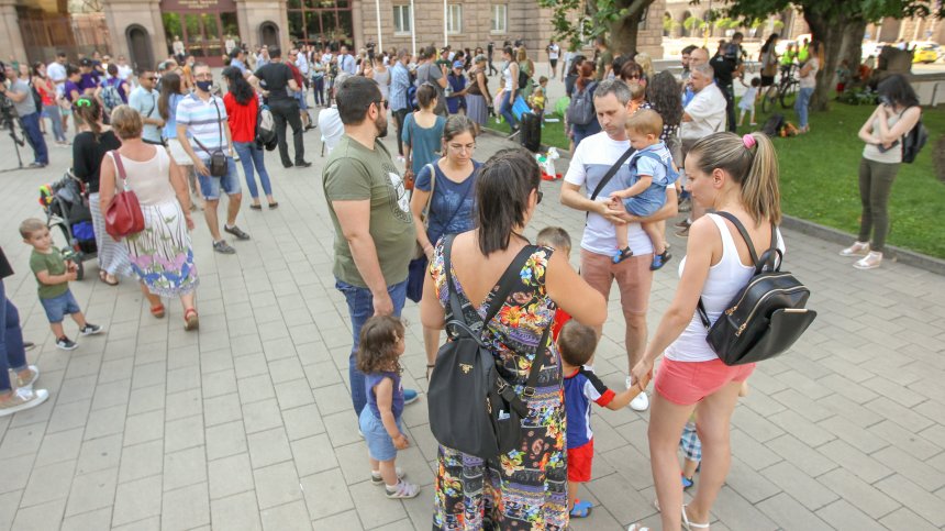 В градините няма места за 7000 деца, родителите на протест (+СНИМКИ)