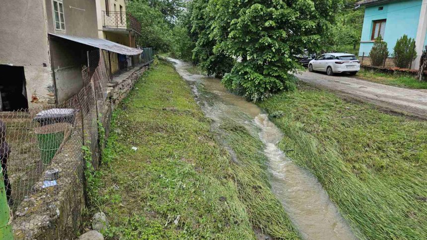 Река Малък Искър излезе от коритото си, заля мост в района на Етрополе