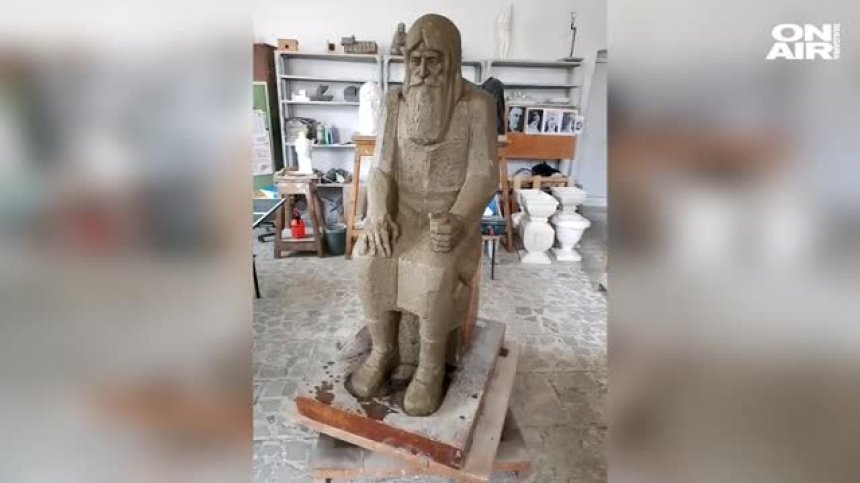 Ученици изработват паметник на дядо Добри, СО и Синодът не дават да е пред "Александър Невски"