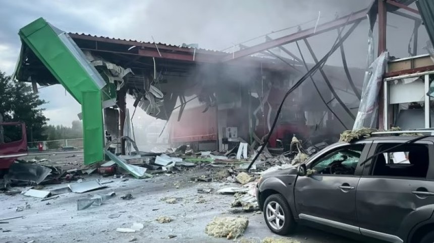 Нощна въздушна тревога в Киев заради руски дронове, удар по бензиностанция и къща