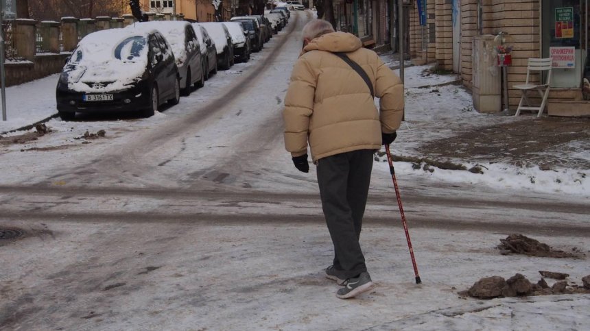 Плевен осъмна с минус 12 градуса, Варна попадна в леден капан