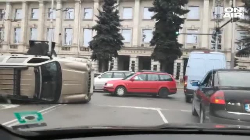 Джип се е обърнал по таван на столичен булевард 