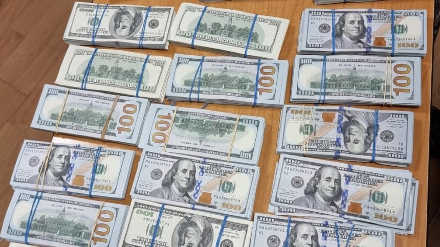 Митничари откриха недекларирани $200 000 на "Лесово"