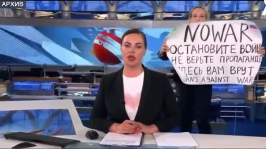 "Не на войната, спрете войната": 8,6 г. затвор и разбито семейство за журналиста Марина Овсянникова
