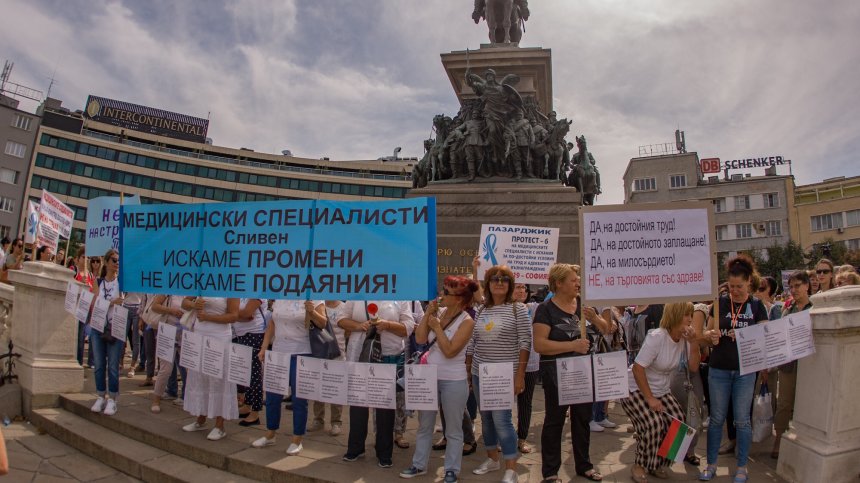 Мед. сестрите продължават с протестите, посрещат депутатите с палатков лагер