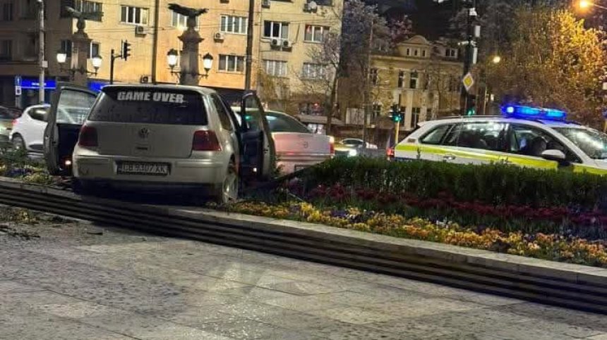 Шофьор заби колата си в един от стълбовете на Орлов мост в София