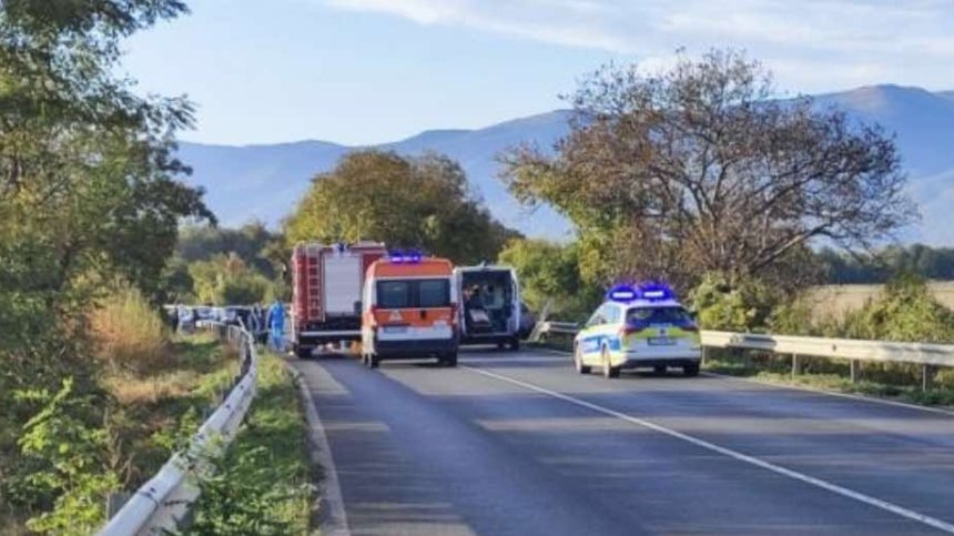 Катастрофа с пострадали блокира движението край село Копринка
